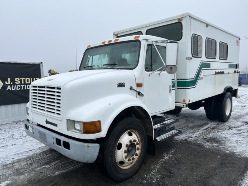 2001 International 4700 S/A Crew Truck