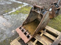 Caterpillar 20" Dig Bucket w/Cutting Edg