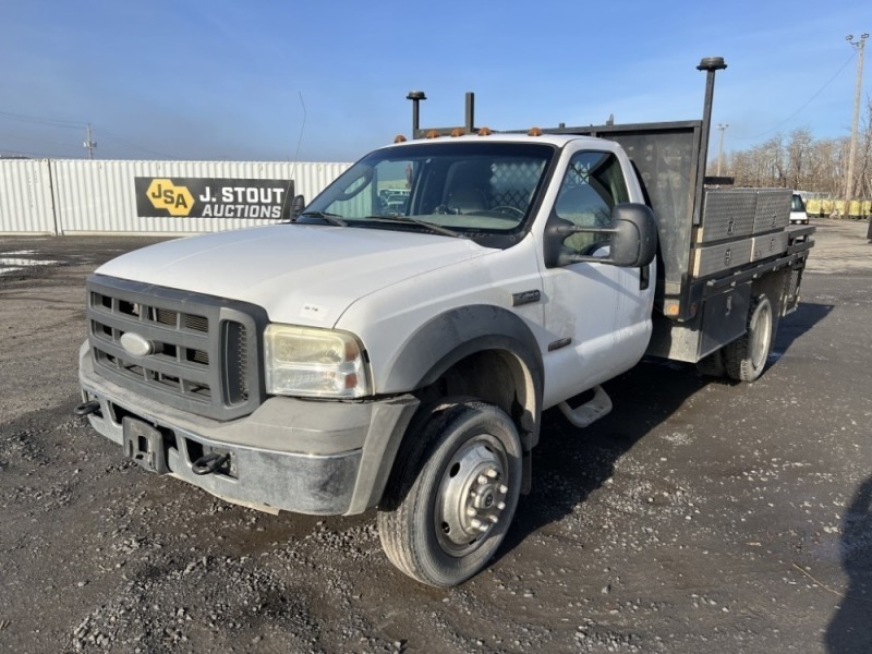 2005 Ford F-450 XL Super Duty Flatbed Truck