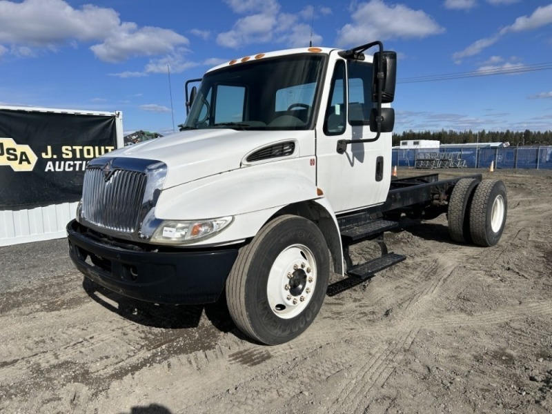 2006 International 4300 Cab and Chassis