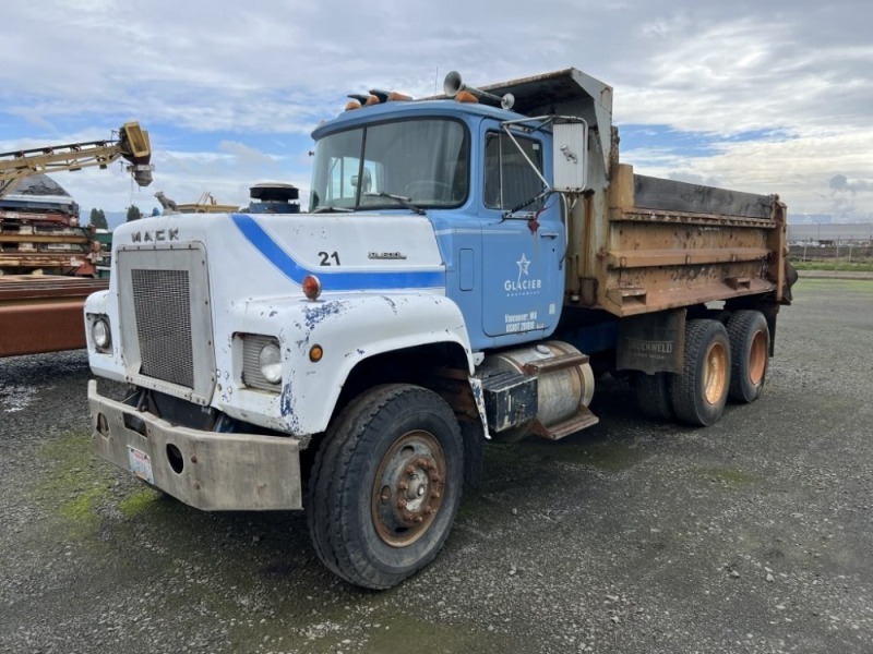 1973 Mack RD690S T/A Dump Truck