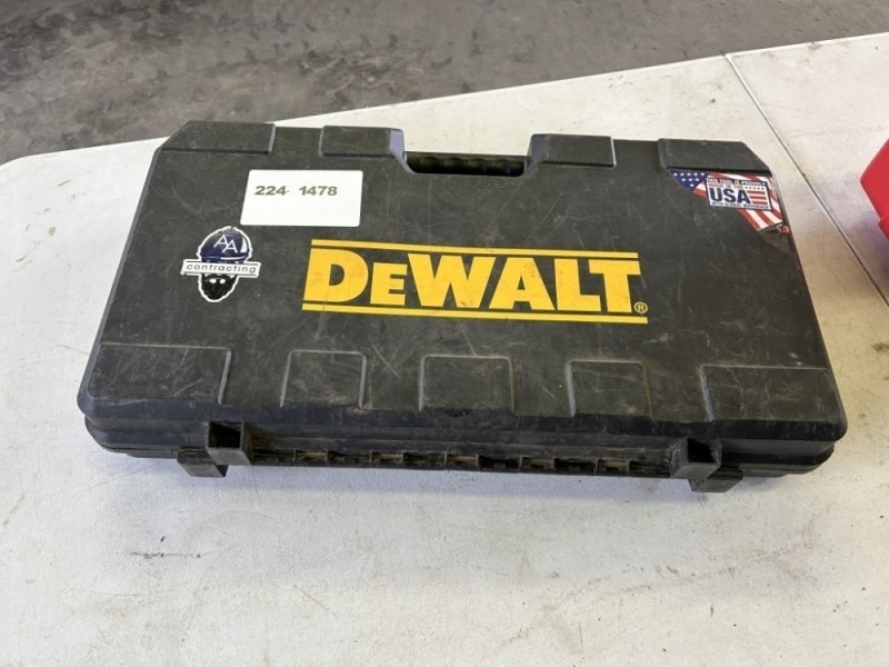 DeWalt DCGG571 Cordless Grease Gun