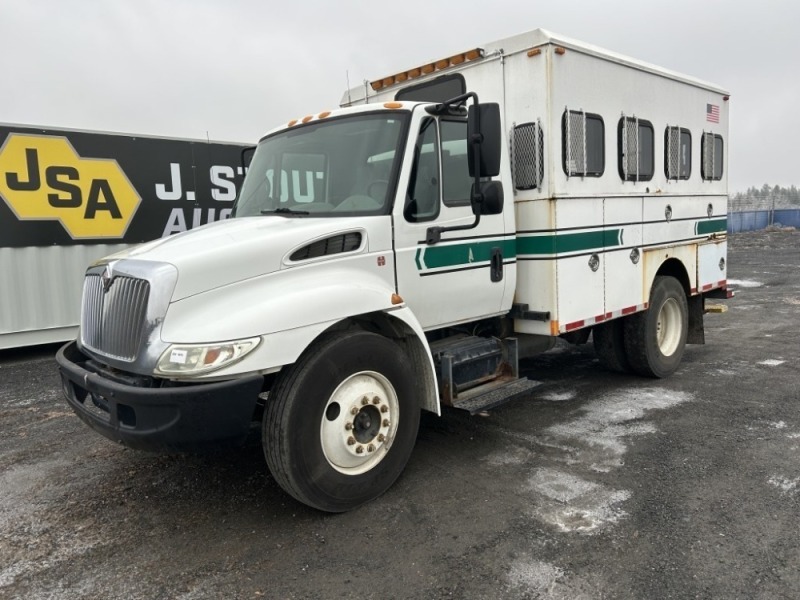 2005 International 4300 Crew Transport Truck