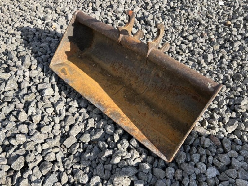 36 Muck Bucket | J. Stout Auction