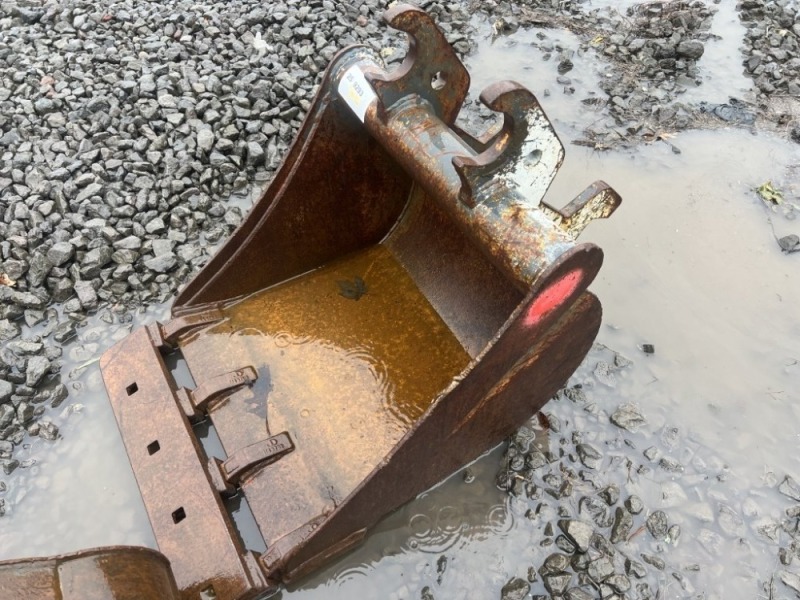 JD 24" Dig Bucket W/Cutting Edge