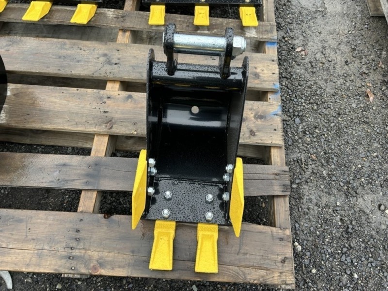 2025 IR 8" Dig Bucket