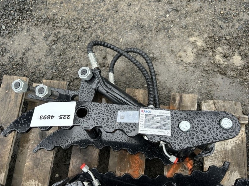 2025 IR Hydraulic Thumb