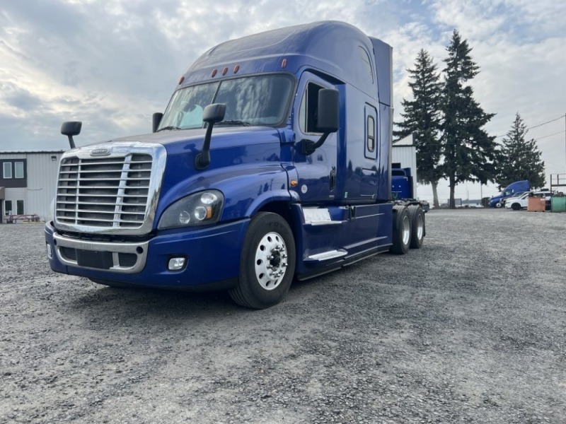 2016 Freightliner Cascadia T/A Sleeper Truck Tract