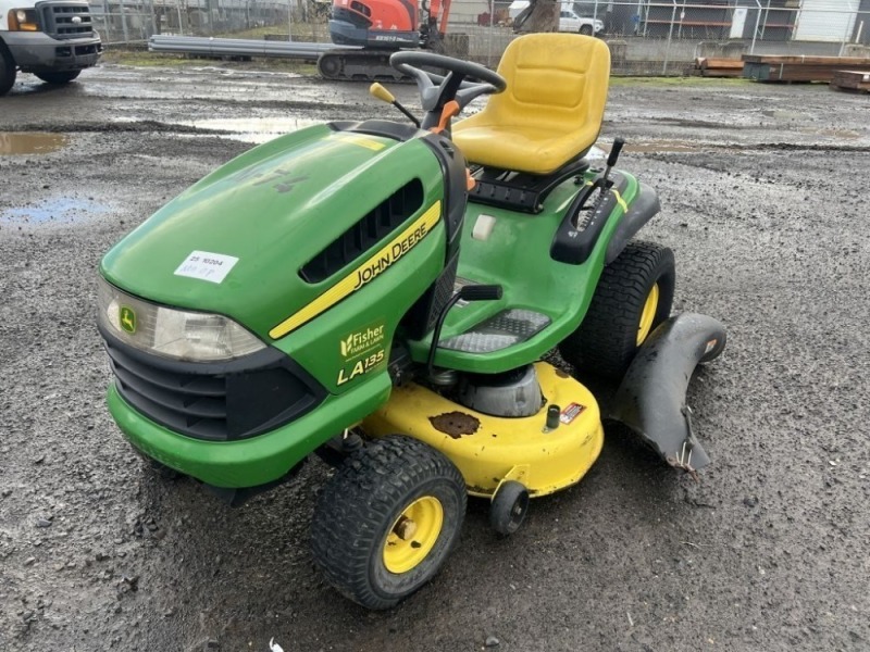 John Deere LA135 Ride-On Lawn Mower