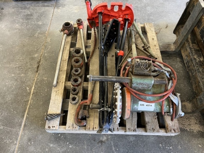 Ridgid Pipe Threader & Chain Vice