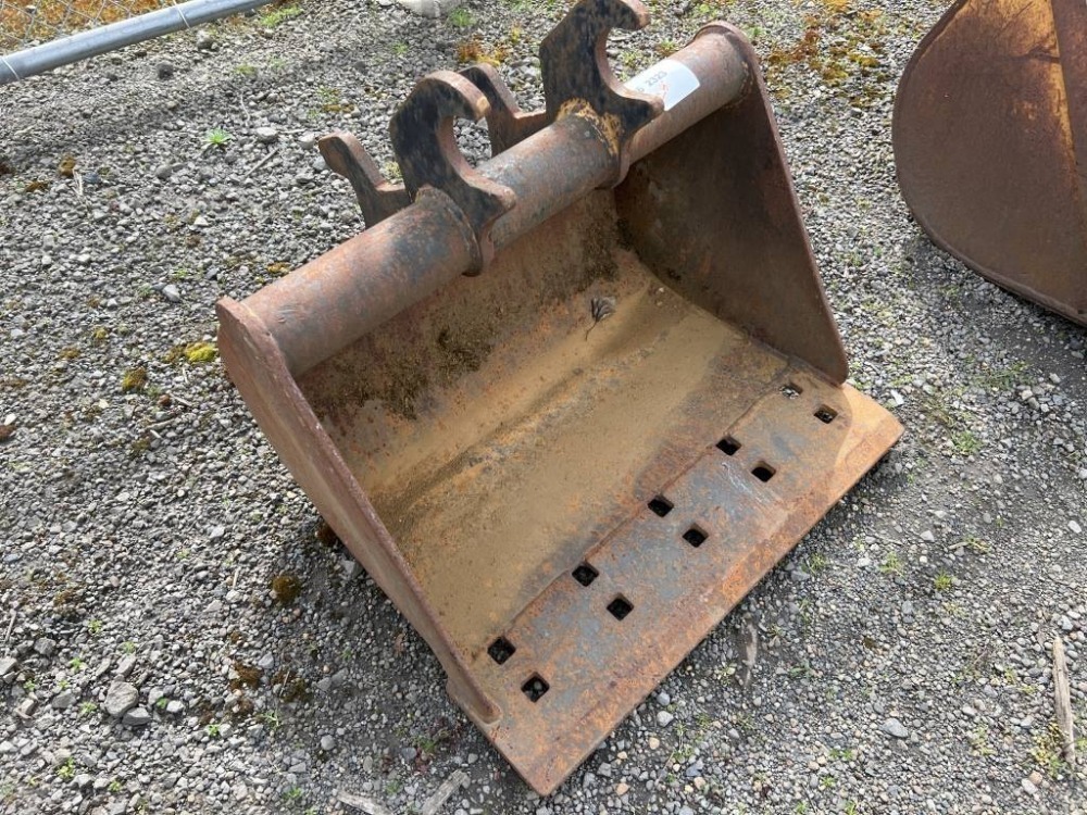 28 Muck Bucket | J. Stout Auction
