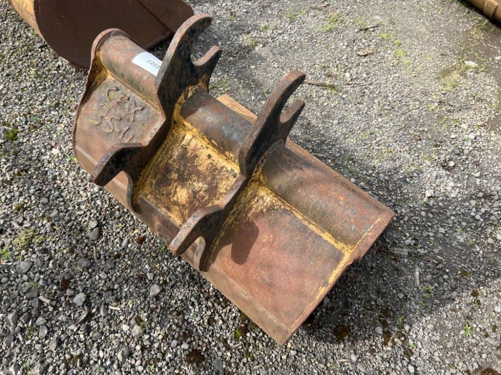 28 Muck Bucket | J. Stout Auction
