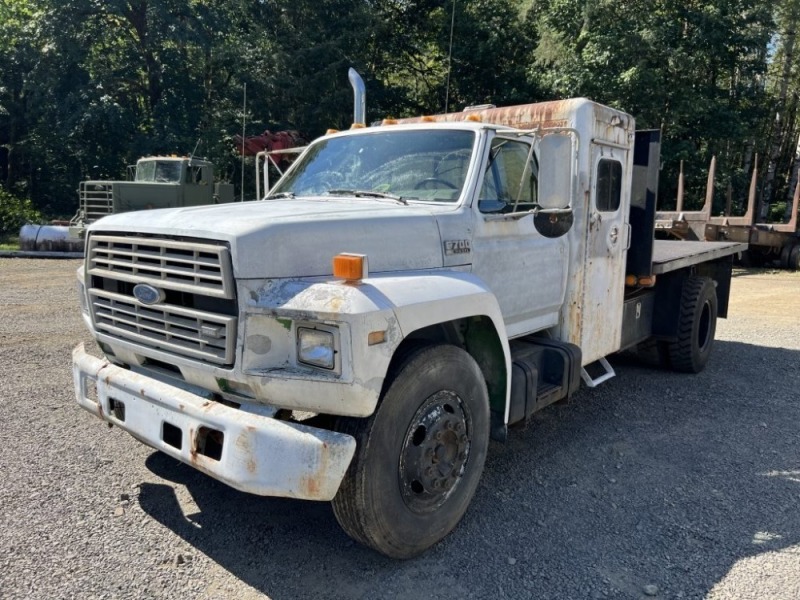 1990 Ford F700 Flatbed Truck