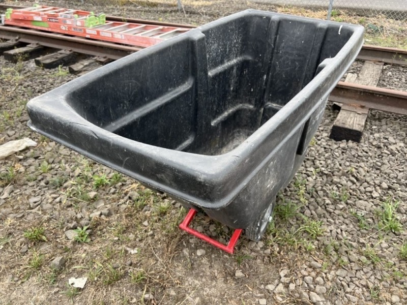 Rubbermaid Tilt Dumper Utility Cart
