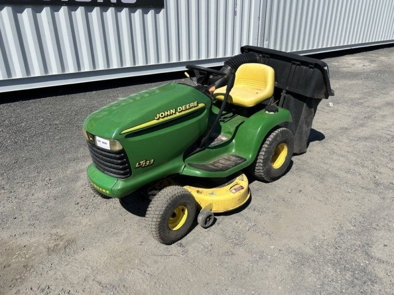 2001 John Deere LT133 Ride On Mower
