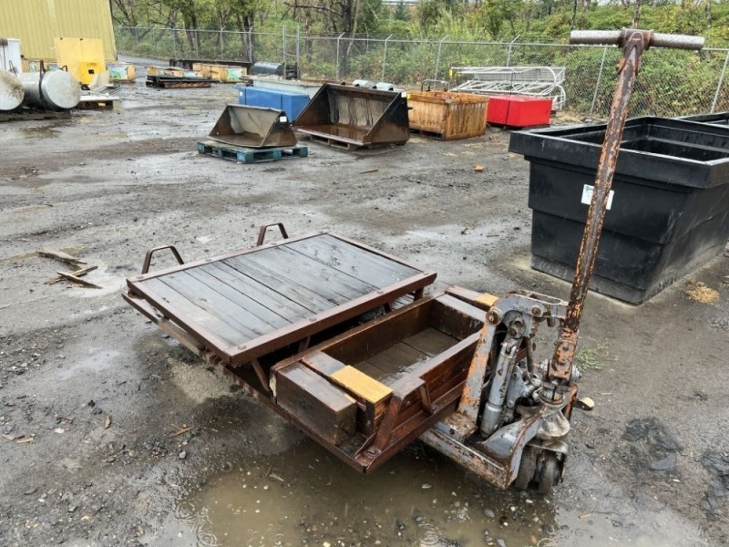 Pallet Jack w/3 Pallets