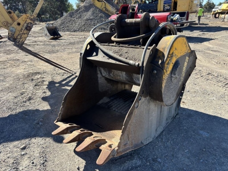 MB BF80.3 38" Hydraulic Crusher Bucket