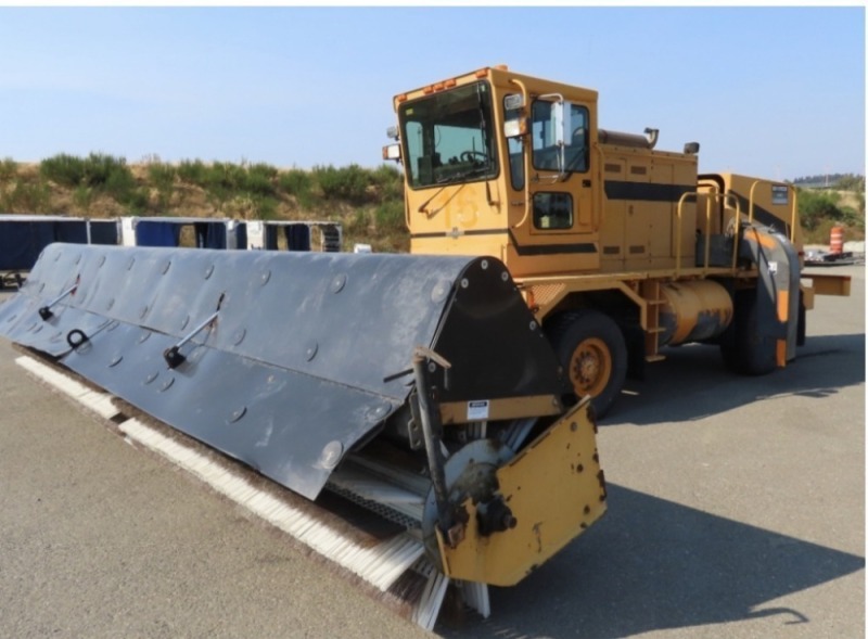 1991 Oshkosh HB-251 4x4 Runway Sweeper